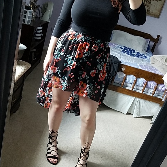 Gorgeous floral skirt - Picture 2 of 5